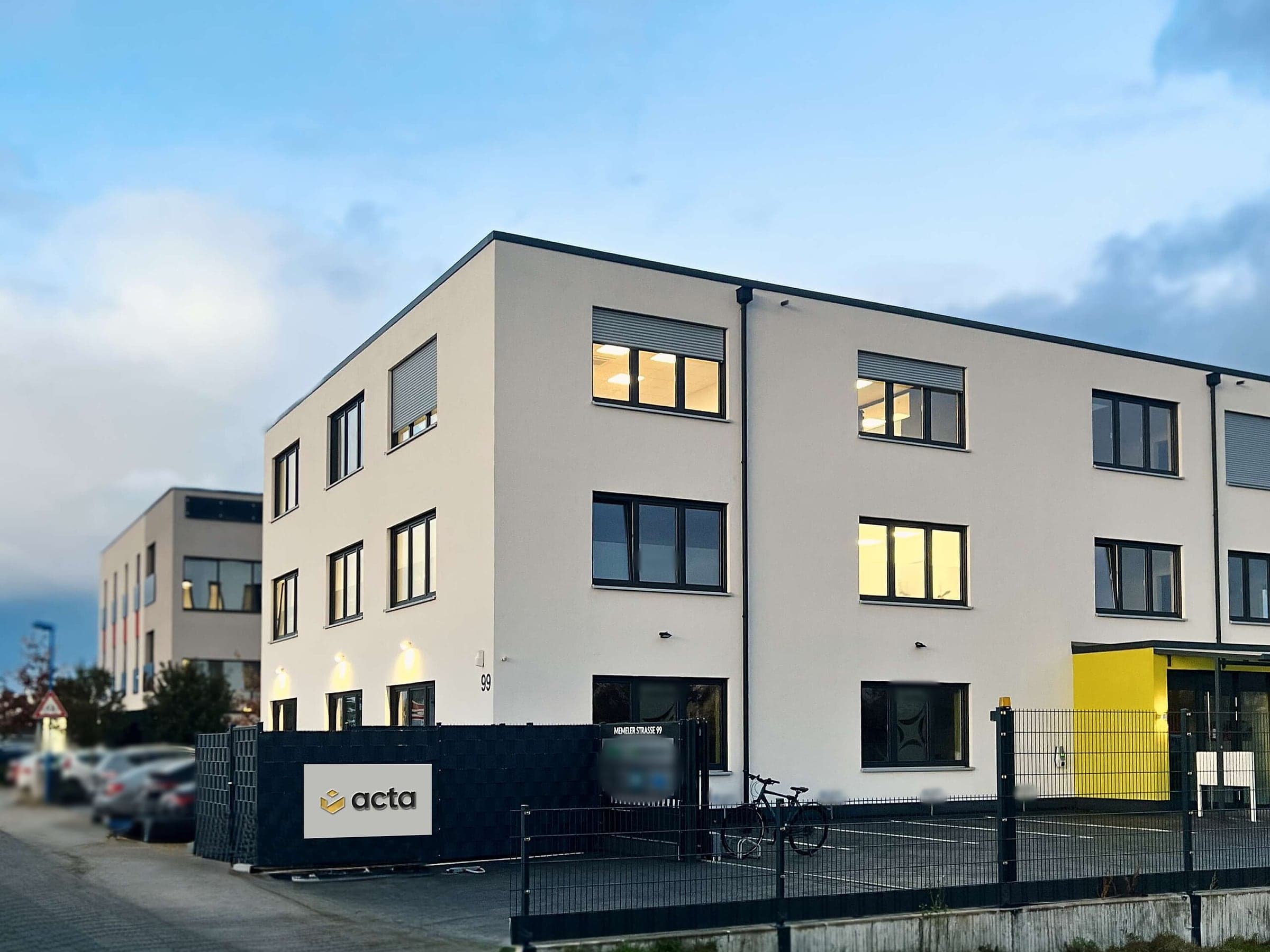 Bürogebäude von acta in der Memeler Straße in Mannheim, acta-Schild am Zaun
