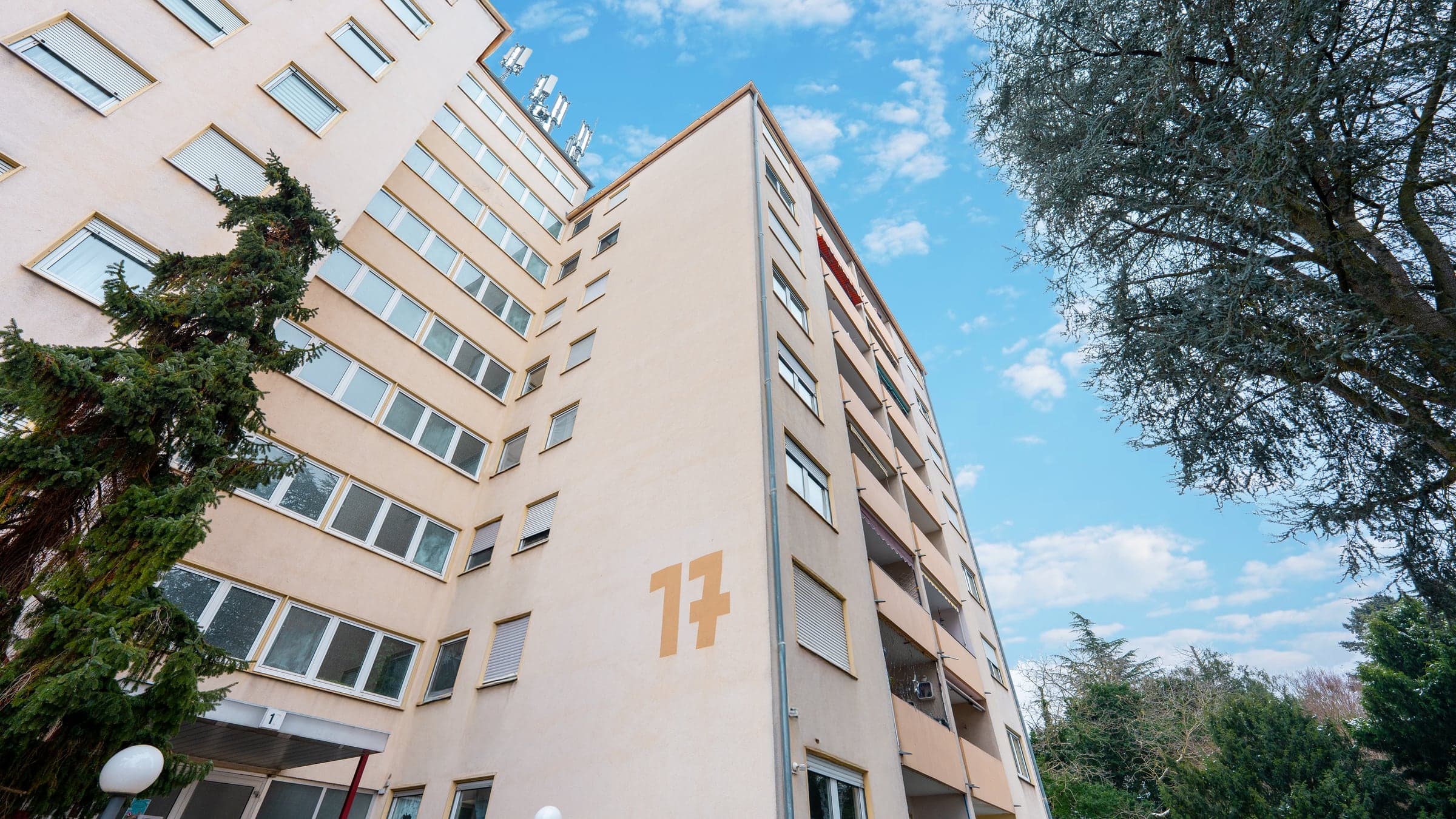 Foto: Wohnhaus Im Lerchengrund 17 in Bensheim-Auerbach, Blick von unten auf die Hausnummer 17
