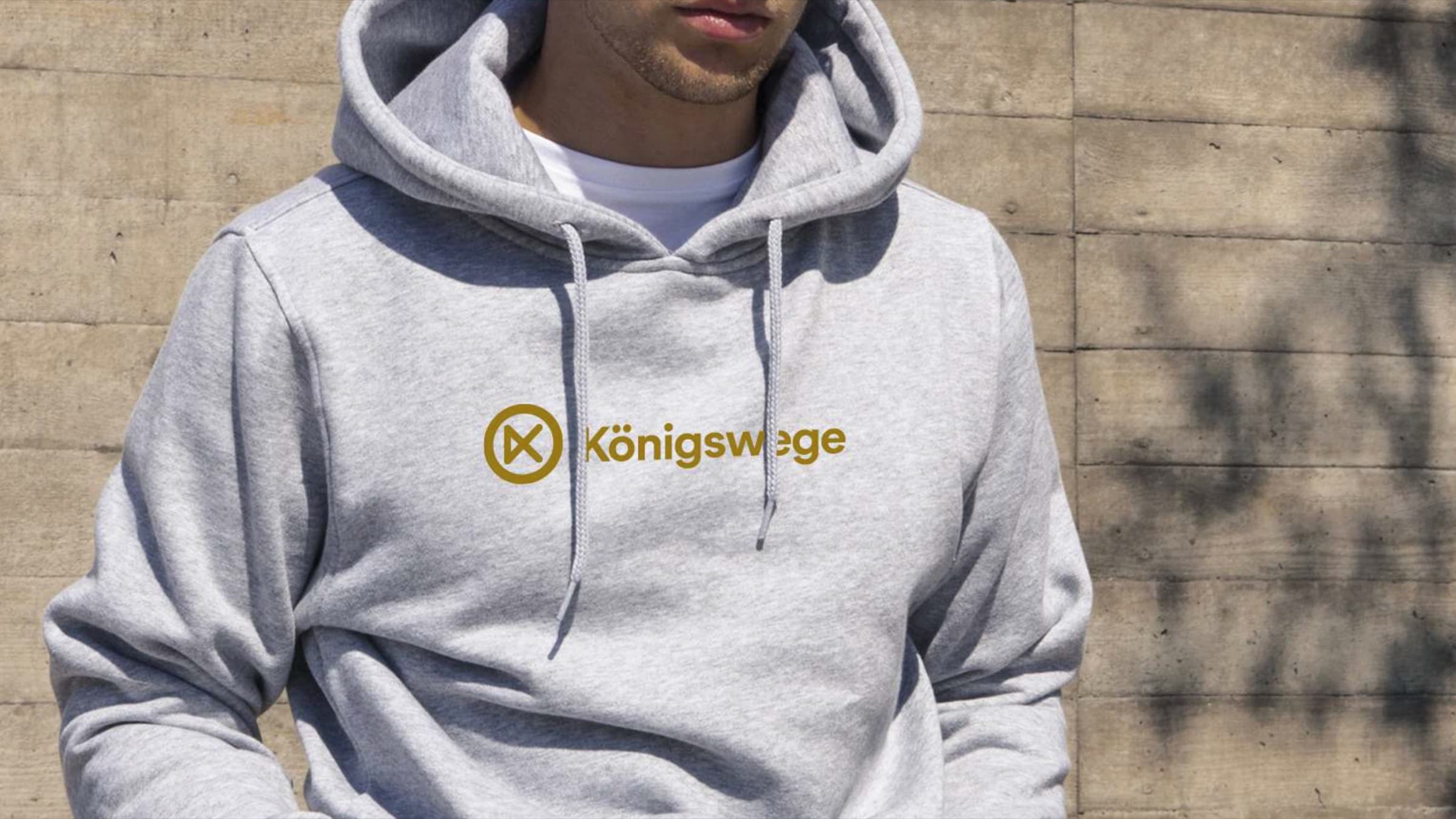 Pitch-Entwurf 2020: grauer Hoodie mit Logo