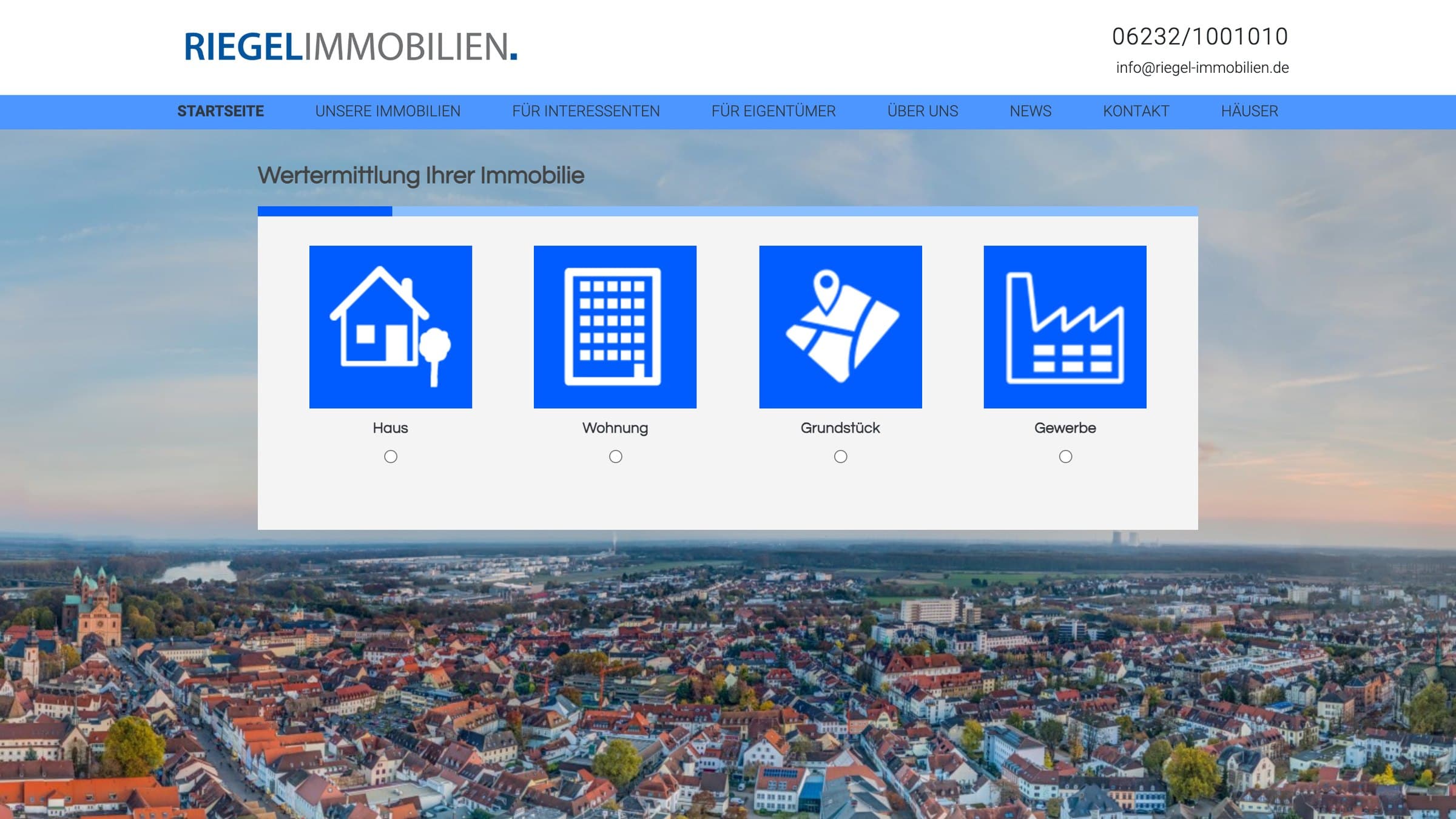 Bewertungsformular im Archivstand März 2022: „Wertermittlung Ihrer Immobilie“ mit vier blauen Kacheln über einem Luftbild von Speyer
