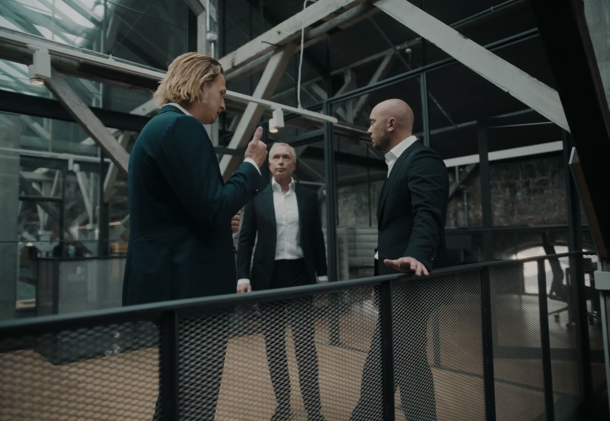 Drei Gesprächspartner auf einem Steg