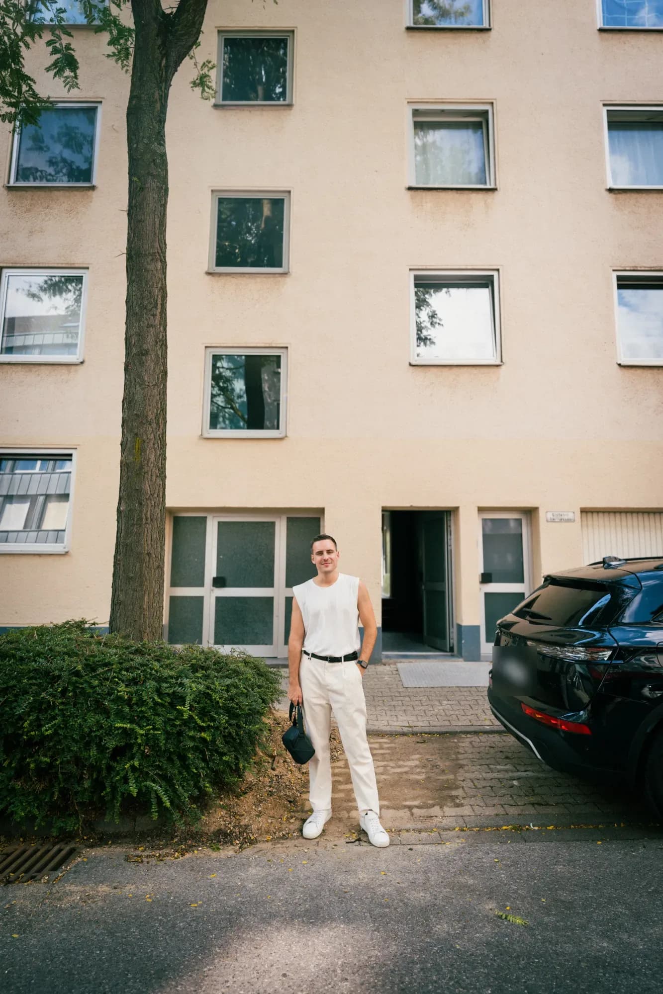 Alexander Pütter vor einem Wohnhaus und bei Vorträgen